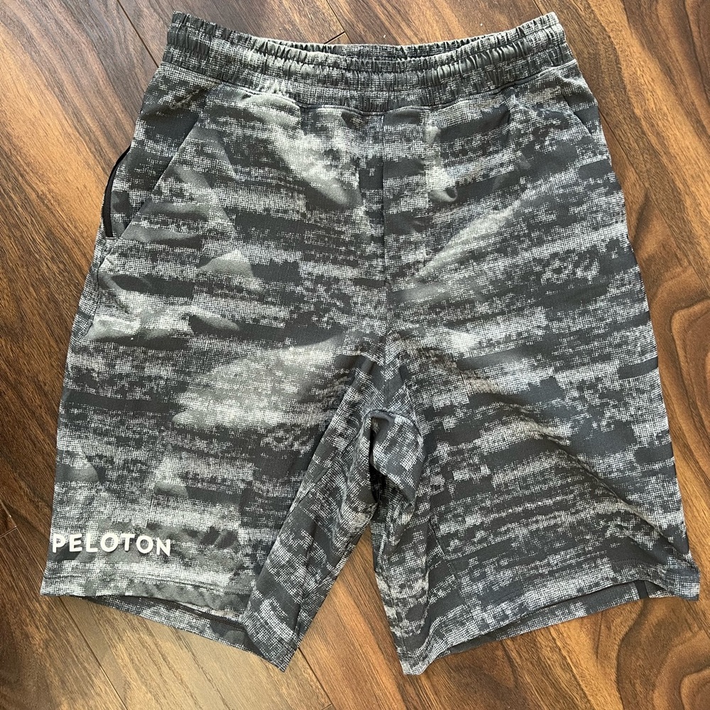 LULULEMON MENS SMALL 9 IN PACEBREAKER SHORT WITH LINER X PELOTON IN GRAY